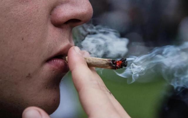 烟灰缸为什么不能倒水？:烟灰缸打一字 第3张