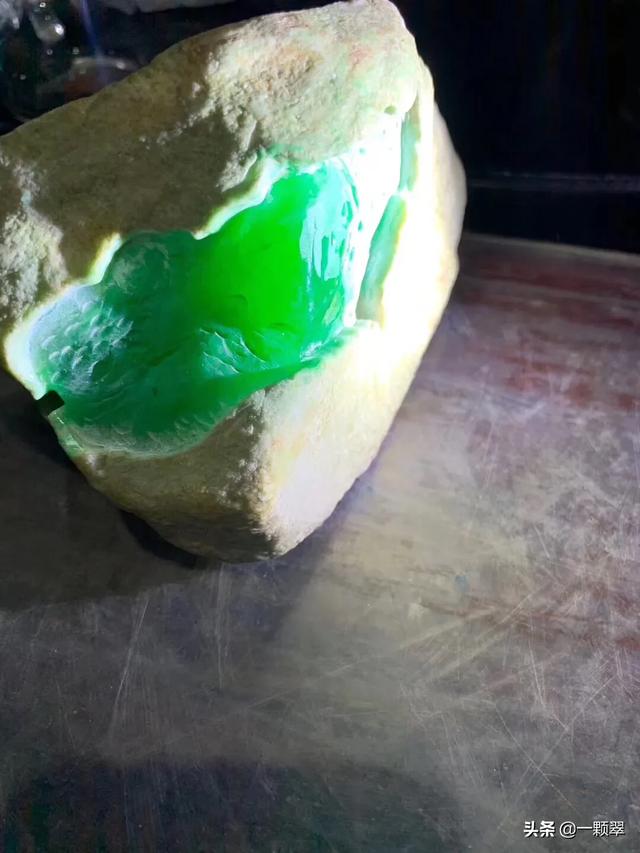 翡翠果冻底是哪个级别,刘晓庆的翡翠到底是什么档次，大家知道么？