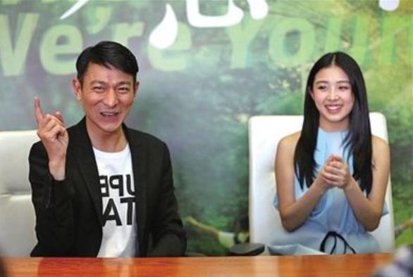 张含韵年龄:超女张含韵发展现状如何，与彭冠英到底是什么关系？