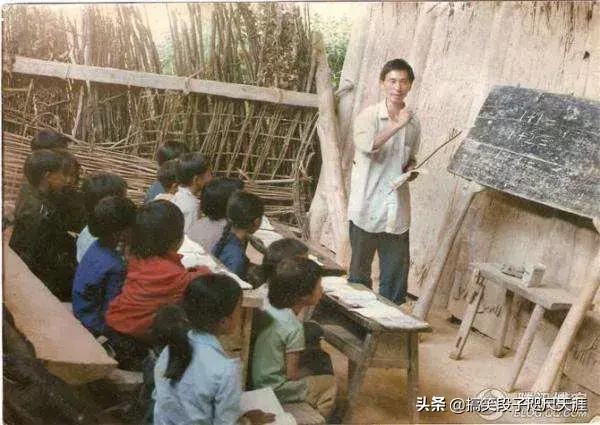 你觉得一名优秀、成功的教师会认为自己社会地位低,待遇差吗？