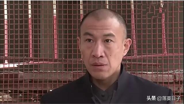 姜武老婆:电视剧《我的兄弟姐妹》黑子不是有一帮小弟吗为什么怕包老板