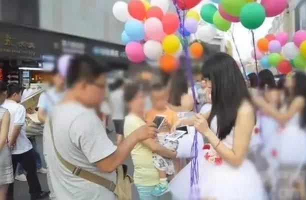 兼职扫二维码怎么赚钱:大街上扫描二维码给礼品的，他们的目的是什么？