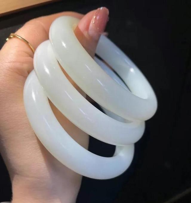 怎样识别玉镯的真假,真玉镯和假玉镯谁容易碎？该怎么分辨？