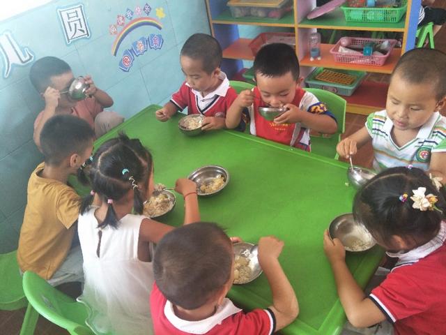 3岁孩子还不会自己吃饭,老人说到幼儿园就自然会自己吃了,是真的吗？