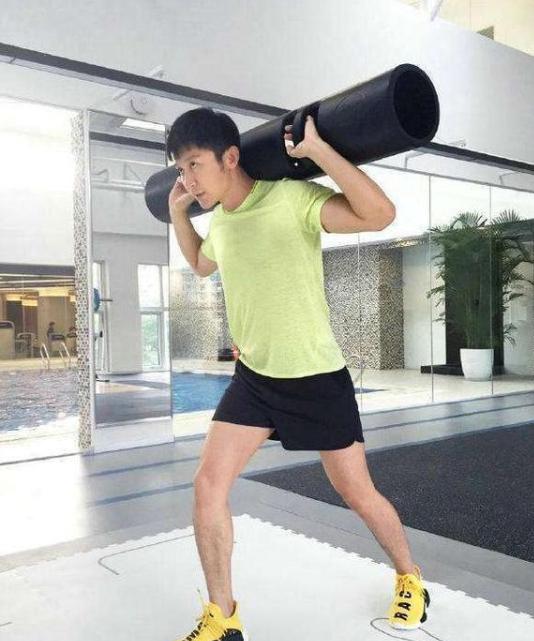 演员李晨:你觉得明星李晨身材符合强壮标准吗？