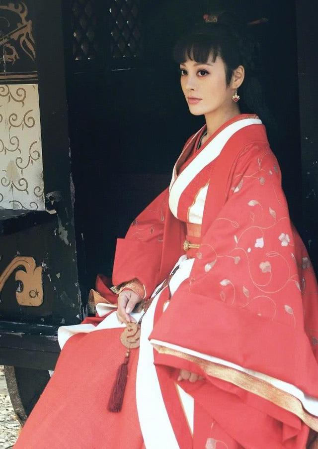 宁静给节目组送猪饲料:为何在《乘风破浪的姐姐》里面，每个人都很尊敬宁静？