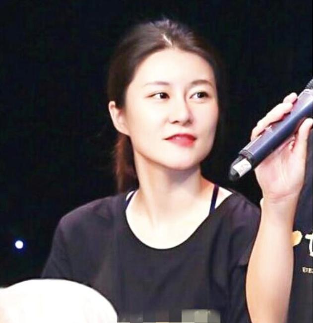 赵本山有几个女儿:赵本山女儿球球为什么说买不起一万块钱的衣服就是穷人？
