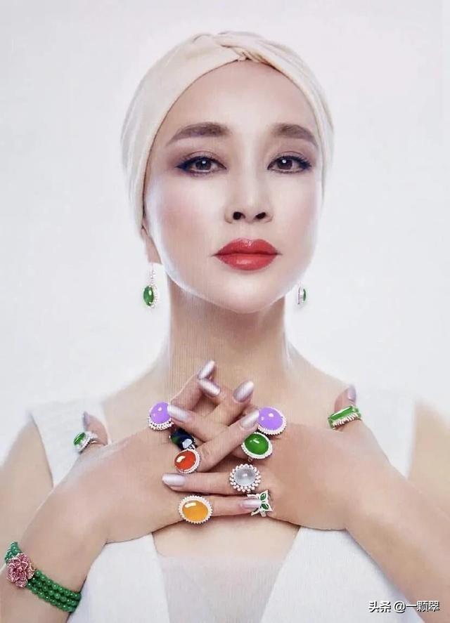 翡翠果冻底是哪个级别,刘晓庆的翡翠到底是什么档次，大家知道么？