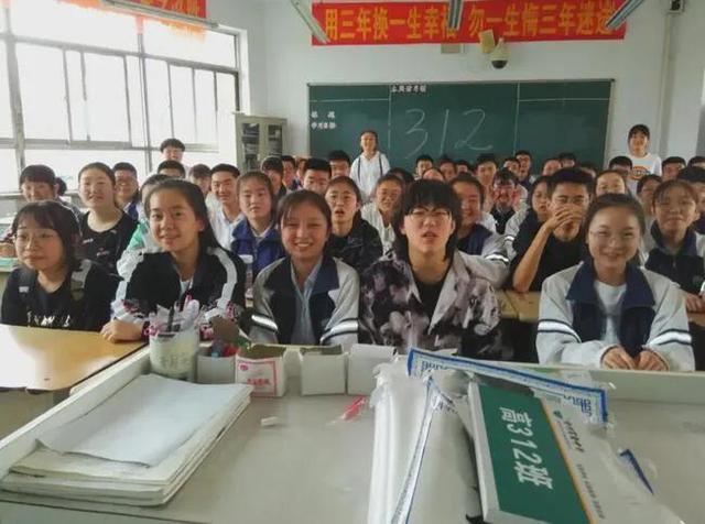 倪妮初中毕业照曝光:你班上最沉默寡言的同学后来都怎么样了