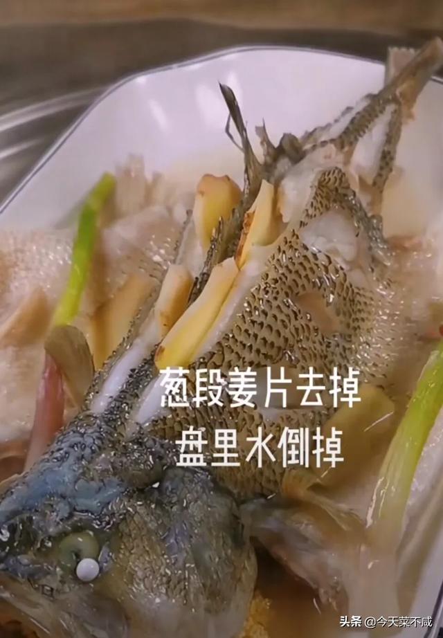 饭店的清蒸鲈鱼为啥那么好吃，什么鱼适合清蒸？比如清蒸鲈鱼怎么做才好吃？