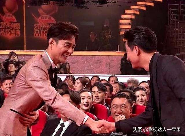 王凯黄轩世纪握手:王凯黄轩上演“世纪之握”，合作还会远吗？