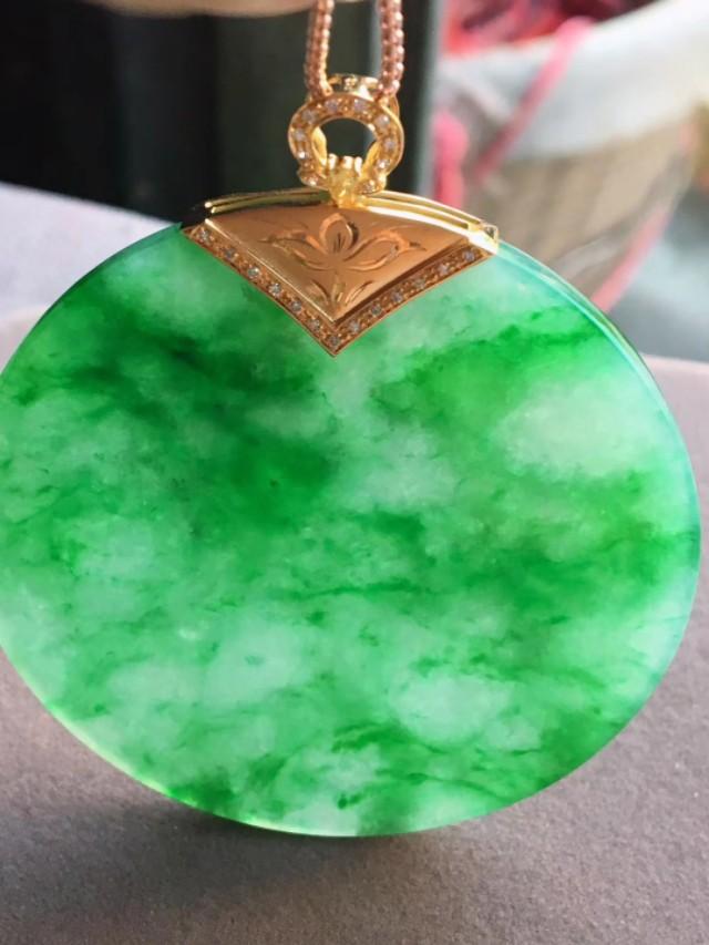 怎么看翡翠是不是注色,翡翠镯的鉴定方法，如何鉴别粘接翡翠手镯？