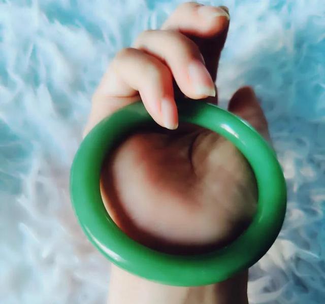 怎样识别玉镯的真假,真玉镯和假玉镯谁容易碎？该怎么分辨？