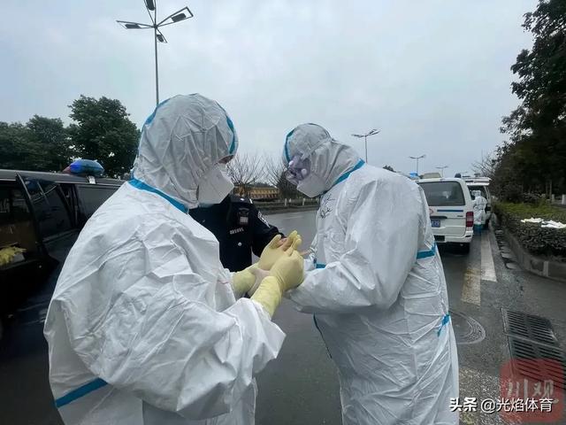 成都何兴丽家人:成都一个52岁的大叔带着92岁的母亲一起送货，你怎么看？