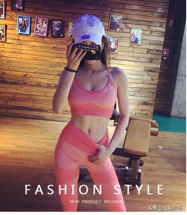 美女遛狗露胸:出去旅游，女生穿什么样的衣服最上镜？