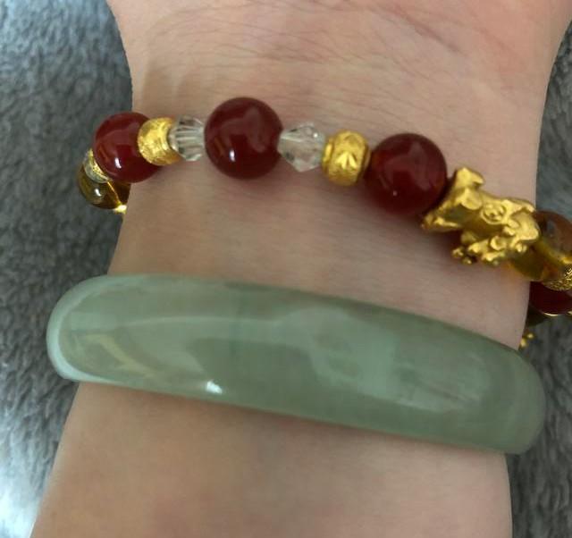 翡翠b货在灯光下的图片,长期佩戴翡翠B货会对人体有害吗？