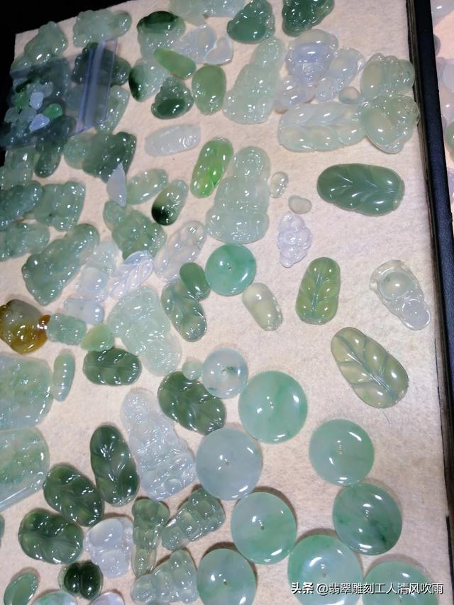 40岁的女人适合什么玉镯,40岁女士首饰适合黄金还是彩金？