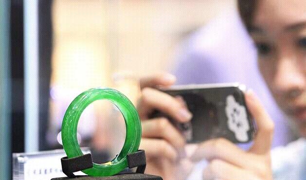 一对7亿的翡翠手镯,全世界最贵的20件“天价翡翠”长什么样？