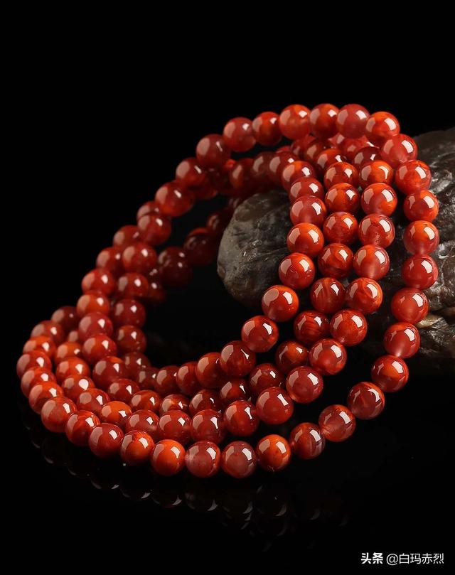 女人带什么宝石最好,女性佩戴南红玛瑙还是蜜蜡？应该如何选择？
