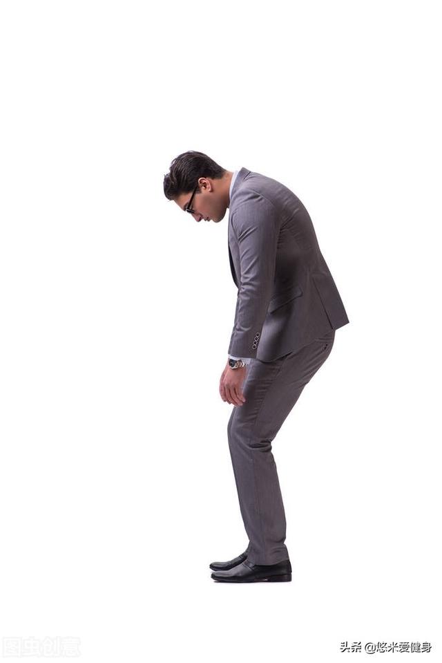 靠墙站立20分钟因为你平时很少锻炼,如果再有久坐,加上坐姿弓背弯腰