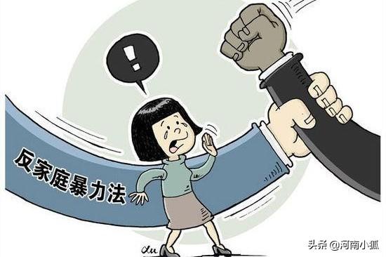教授拽收费员头发:老婆被老公当众扯着头发拖拽着拳打脚踢，这老公还能靠吗？