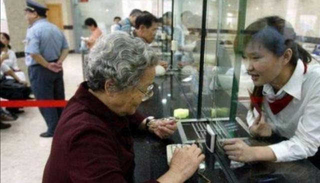 老人社保卡的退休金能在附近银行跨行无手续费取款，你怎么看？插图2