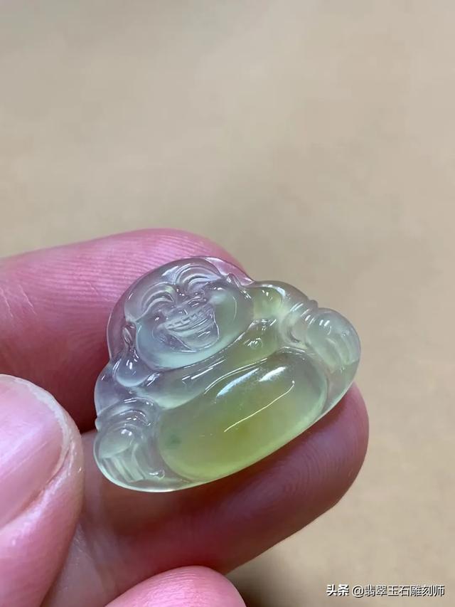 糯冰翡翠玉镯一般价格在,我这赌石开出的糯冰玉佛，能值多少钱？