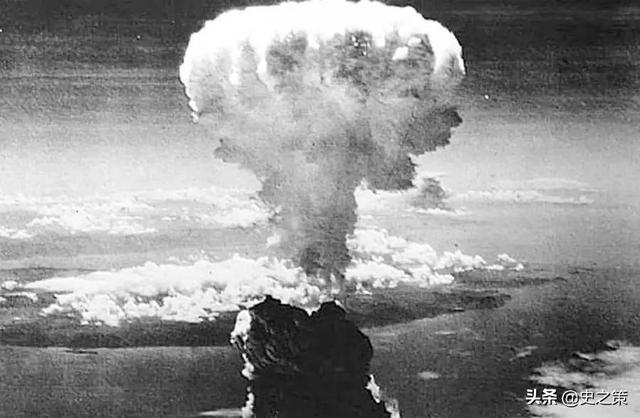 十亿个核弹扔进黑洞会怎样，如果把一颗原子弹沉到大西洋中间的海底，然后引爆，会怎样？