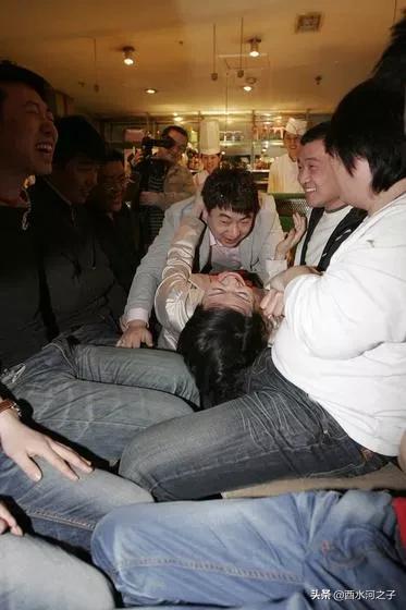 山东泰安闹伴娘事件:当今很多地方“婚闹”情况愈演愈烈，你见过什么样的恶劣场景