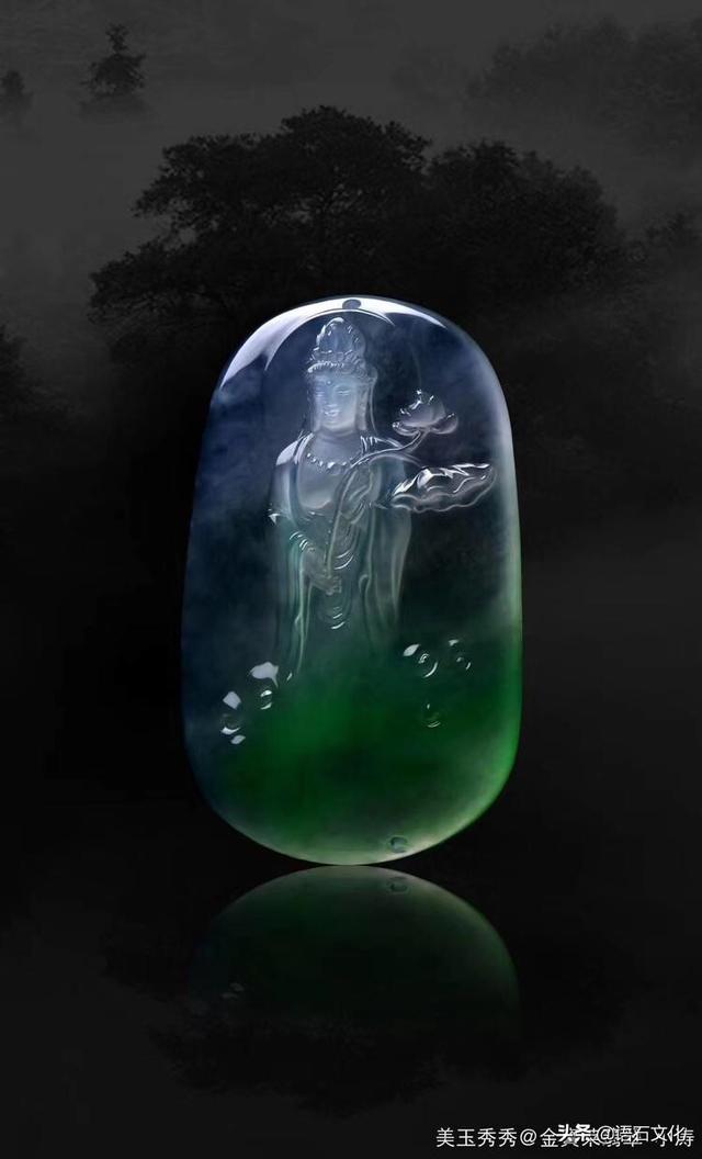 年轻人戴翡翠老气吗,佩戴翡翠是不是说明自己年纪大了？