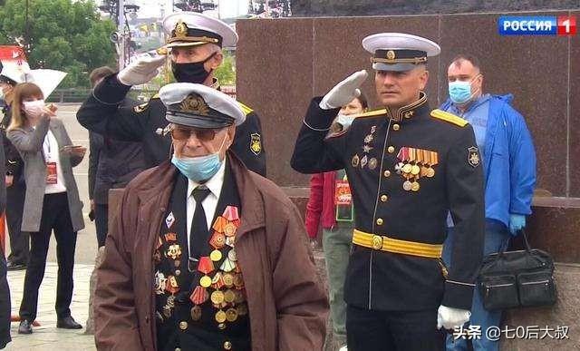 1941年苏联红场阅兵:红场阅兵后俄罗斯总统普金为什么竖起左手大拇指，有什么含义？ 1941年苏联红场阅兵图片