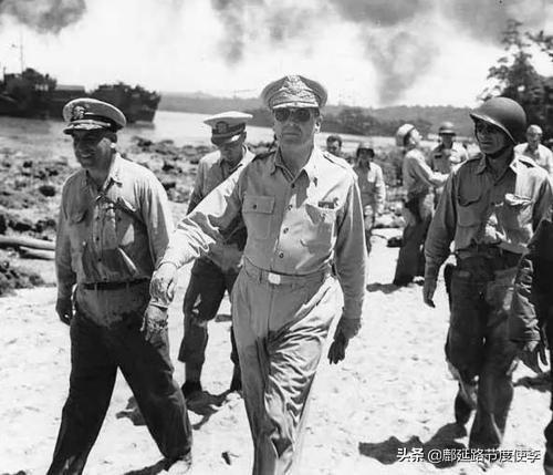 美国五星上将麦克阿瑟是怎样被解职的？为什么？插图100