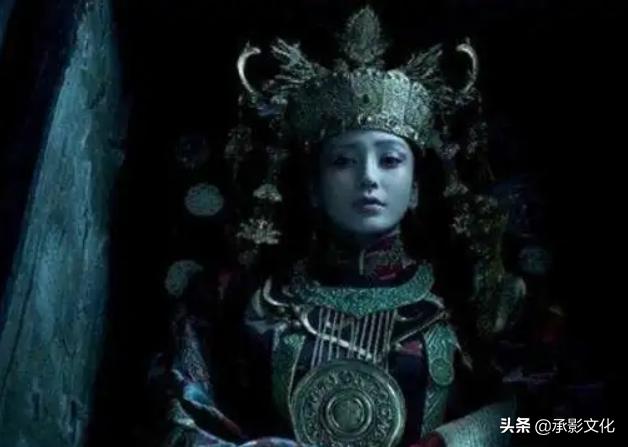 鬼吹灯之精绝古城雪梨杨和精绝女王是什么关系？