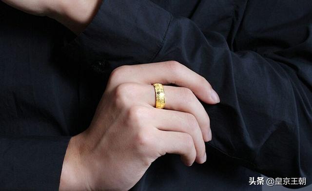 男士婚戒应该戴哪只手,结婚钻戒为什么戴左手男人何时开始戴婚戒