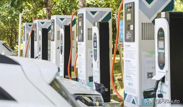 电动汽车充电器多少钱一个，电动汽车车载充电器总体的价格趋势是怎样的利润怎么样