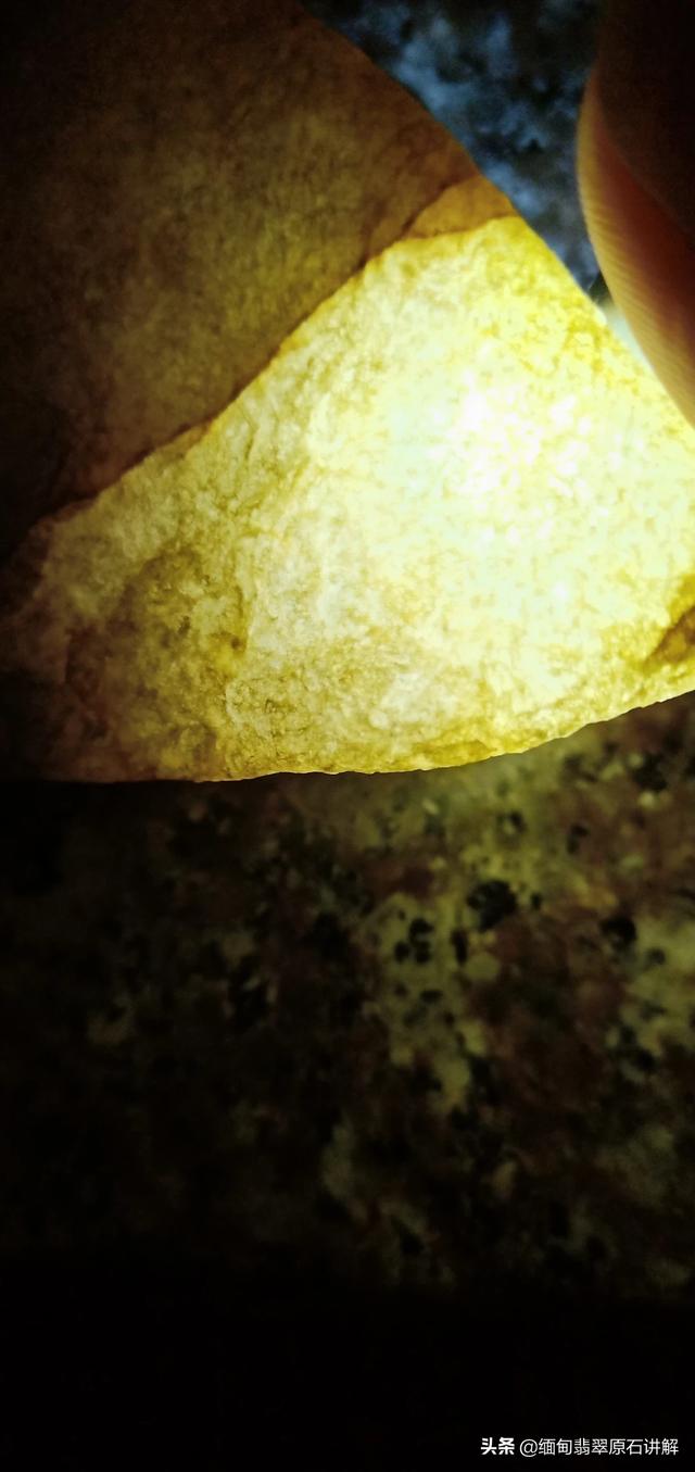 手电筒翡翠鉴别最直接方法,照玉石手电筒如何鉴定是否玉石？