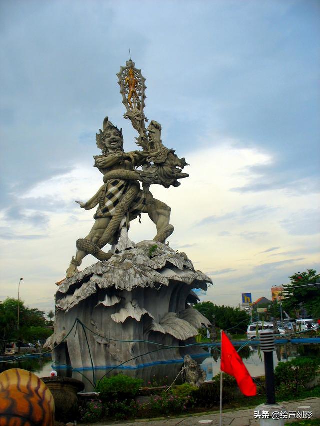 天体海滩日光浴图片:你喜欢印尼的巴厘岛吗？有哪些你去过人少景美的海岛值得推荐？