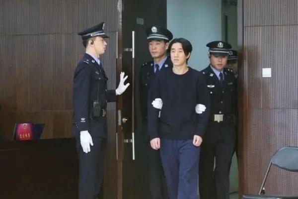 成龙老婆林凤娇:成龙为什么突然退出林凤娇全资持股公司？