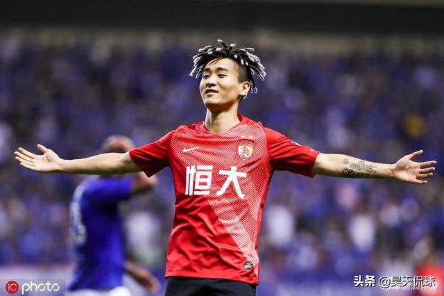 韦世豪又犯浑！背后踢倒德国国脚，被卡帅掐脖子训导30秒。球迷问：主裁怎么不给红牌？