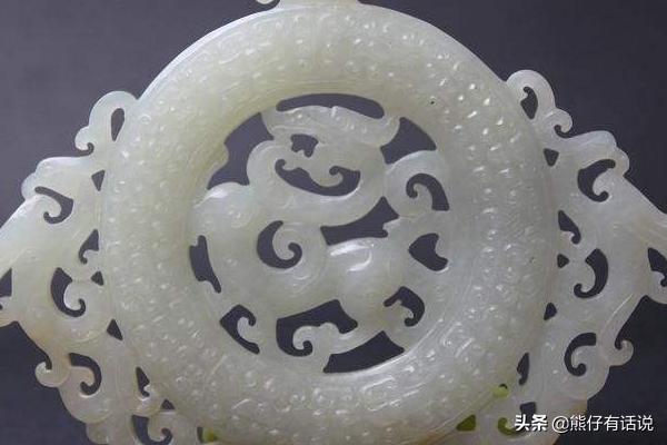 玉石是怎样自然形成的,戈壁滩上的玉石表面的黑皮怎样形成的？