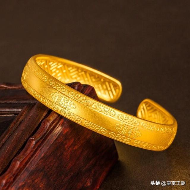 2021年最流行新款金手镯,周六福的黄金手镯和其他金行的区别在哪里？