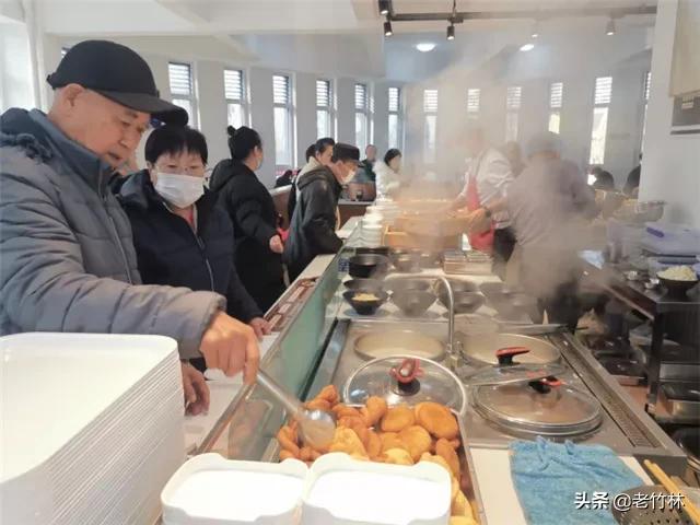 若全国普及社区食堂你赞成吗，面对如今的社会现状，实施“坚决制止餐饮浪费行为”，你怎么看？