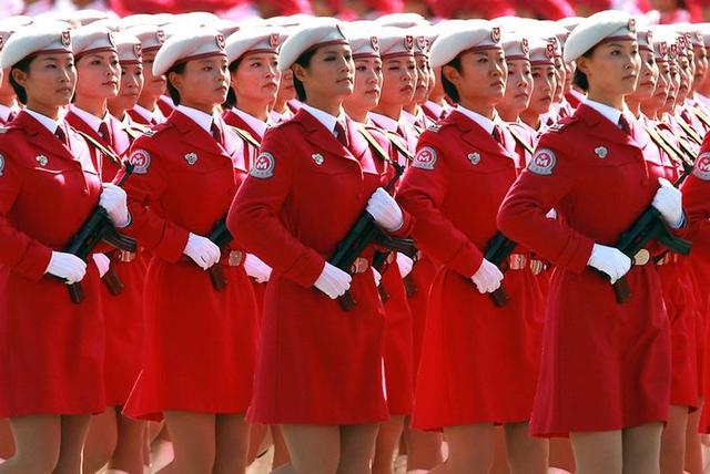 头条问答 - 军队中的女兵也是为了打仗,为何要穿裙装?(2个回答)