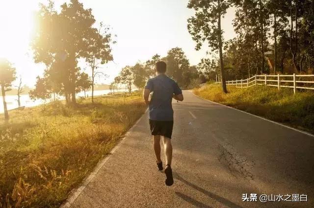秋季养生宜动不宜静，跑步真的对身体好吗会损坏膝关节吗生命到底在于运动还是静止