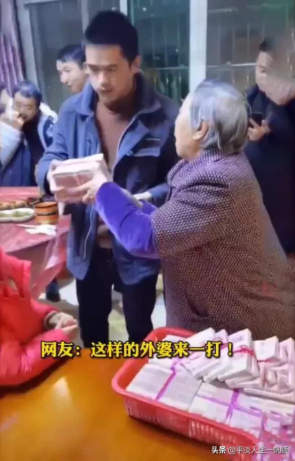 江西南昌一外婆霸气用筐装钱给晚辈发80万红包，你怎么看