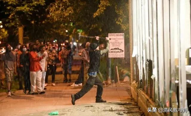 蜂猴误闯民宅:美国黑人被警察勒死，不去报名复警察，怎么抢商店？