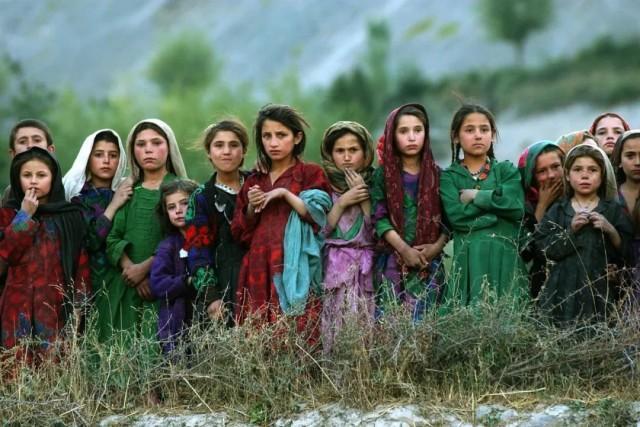 阿富汗何以成为全球最大鸦片生产国，阿富汗经过四十年战争人口反而增加了，为什么？