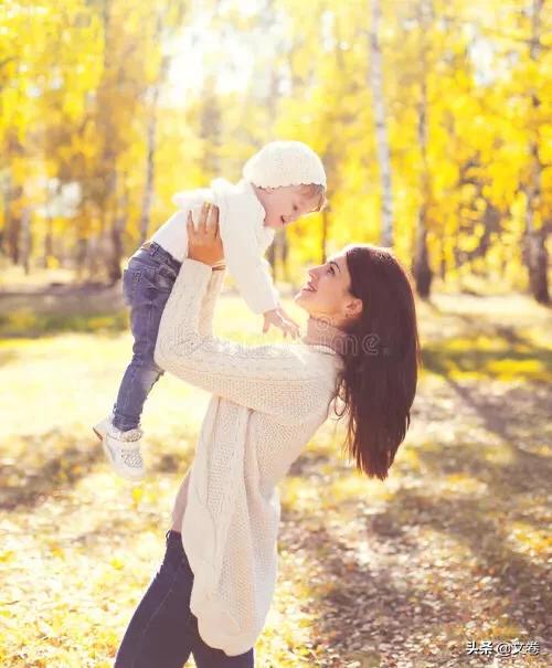 孩子三岁了我们该不该教他背诵古诗之类的,还是让他有个快乐的童年？