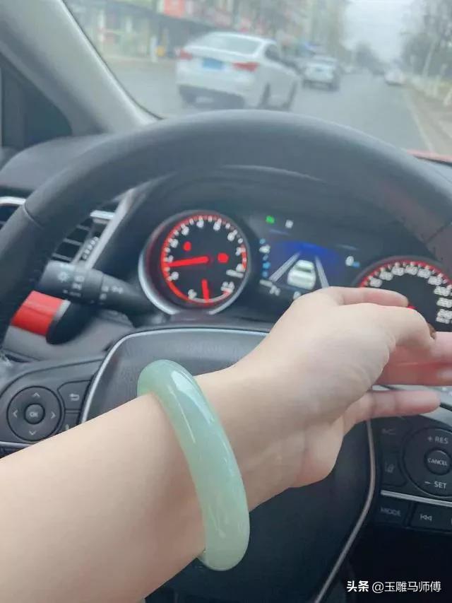 一般戴多少钱的玉镯合适,花3000块买个手镯过分吗？