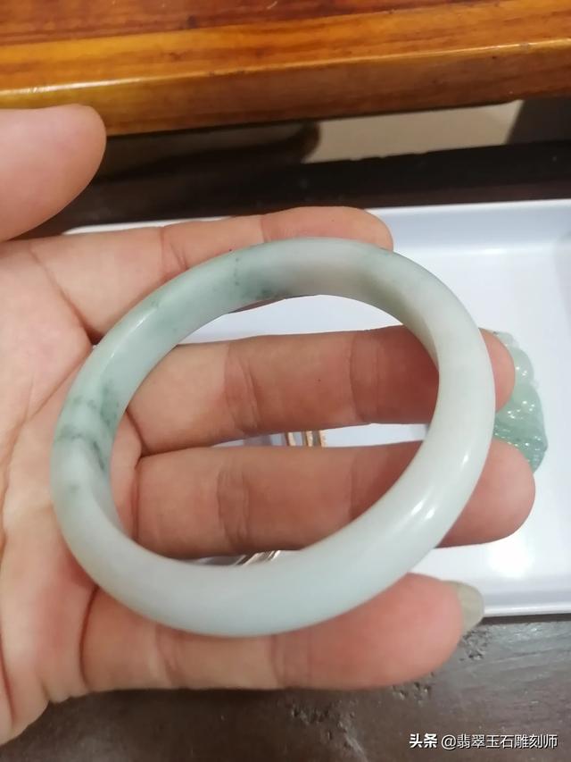 精品玉镯价格及图片大全,想买个玉镯，预算1W左右，推荐啥品牌呢？